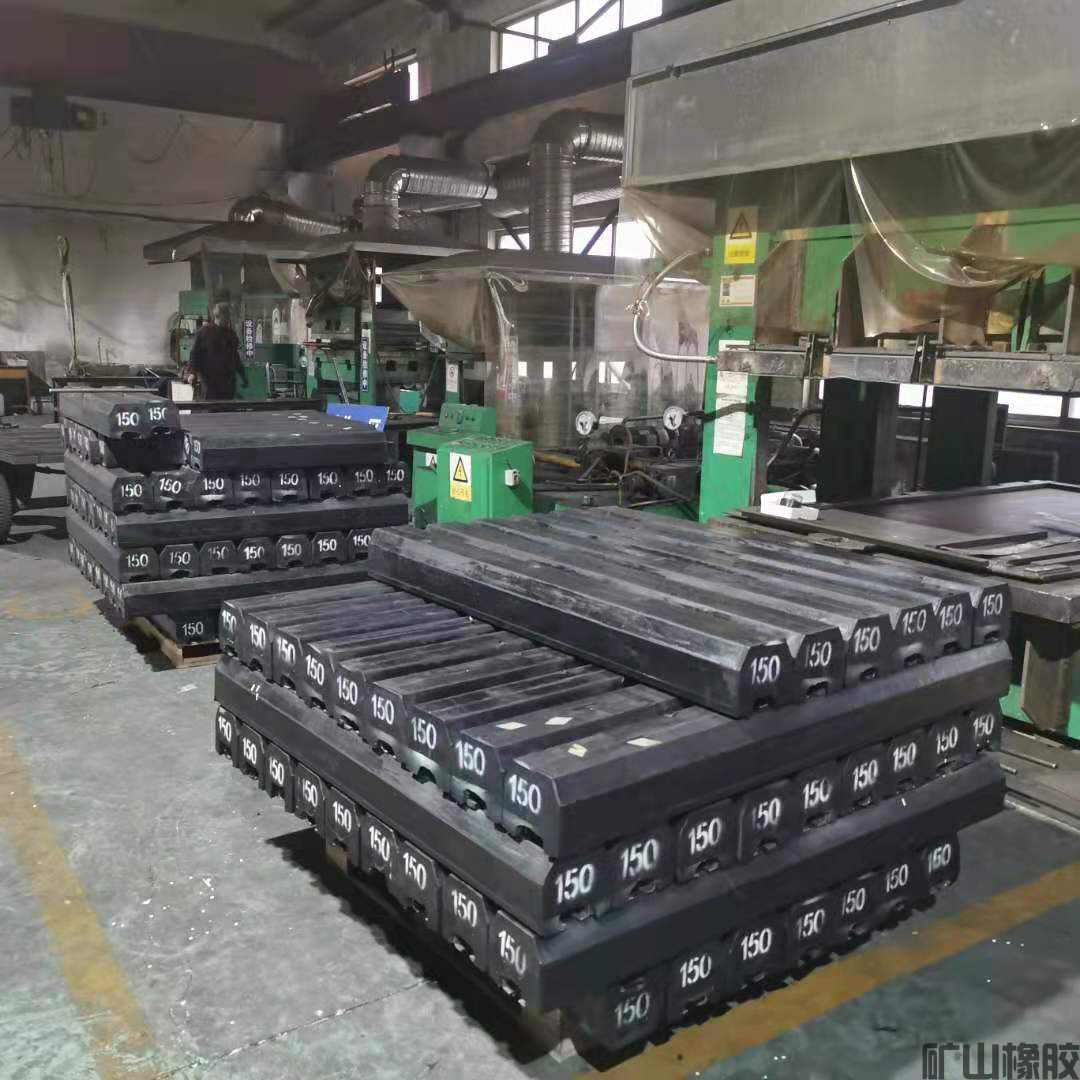 春節(jié)前保質保量完成生產任務 ——礦山橡膠廠橡膠襯板生產現場(圖1)
